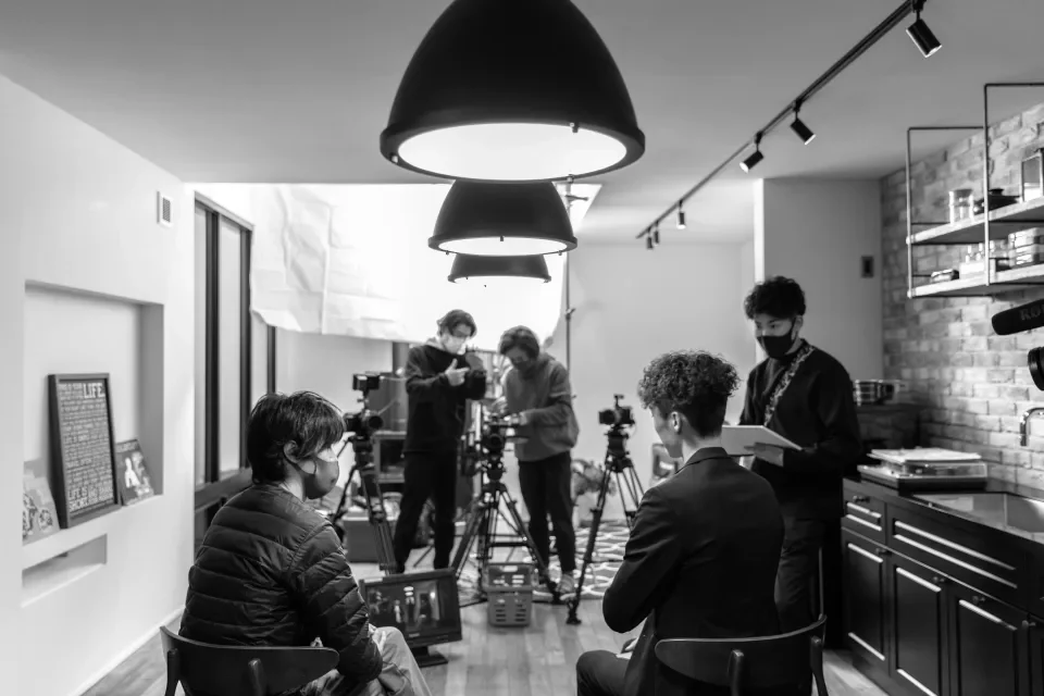 カメラとモニターを囲み、木村弓さんの撮影を進めるWADIMスタッフ