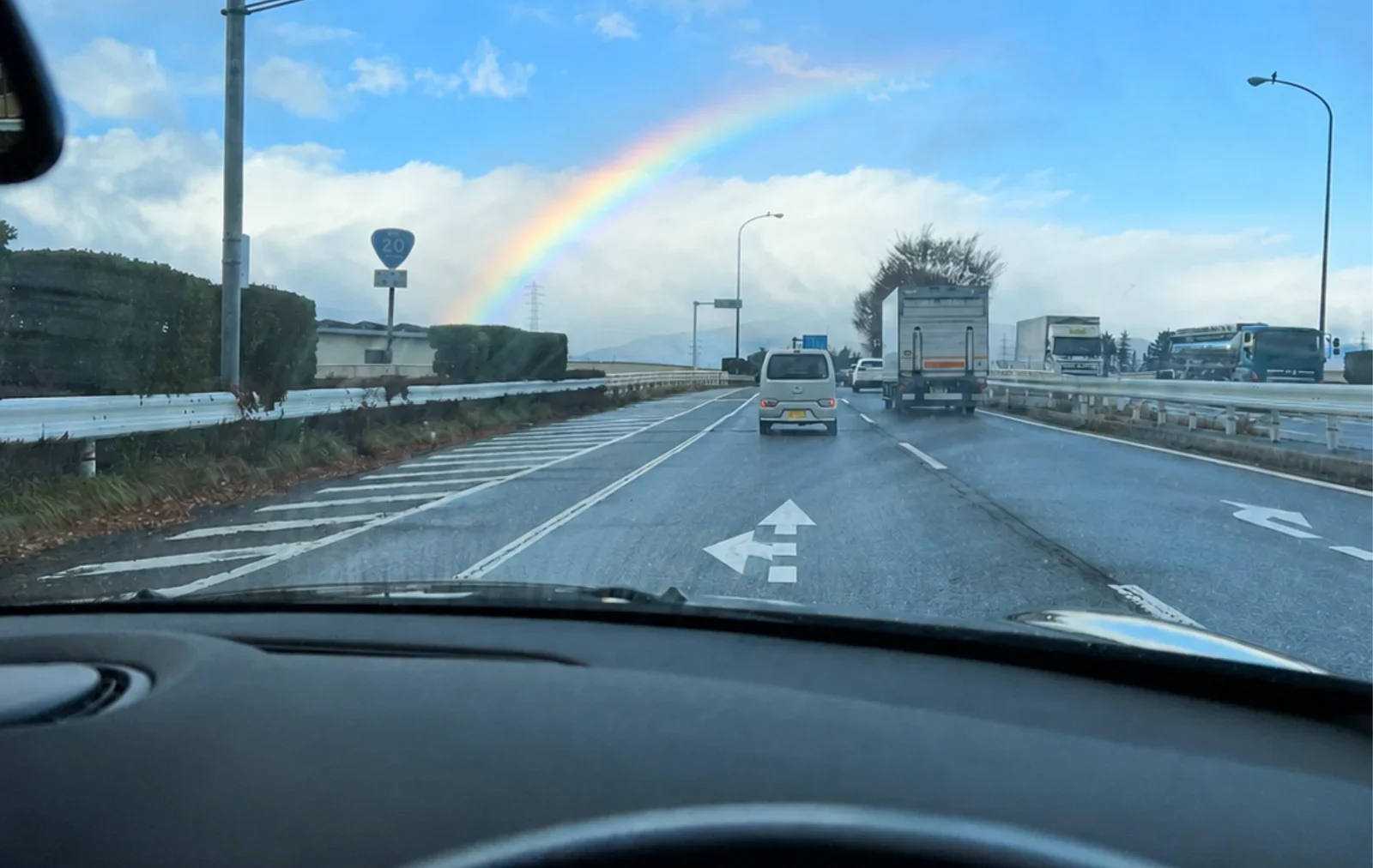 撮影会場へ向かう車の中から見えた青空と大きな虹
