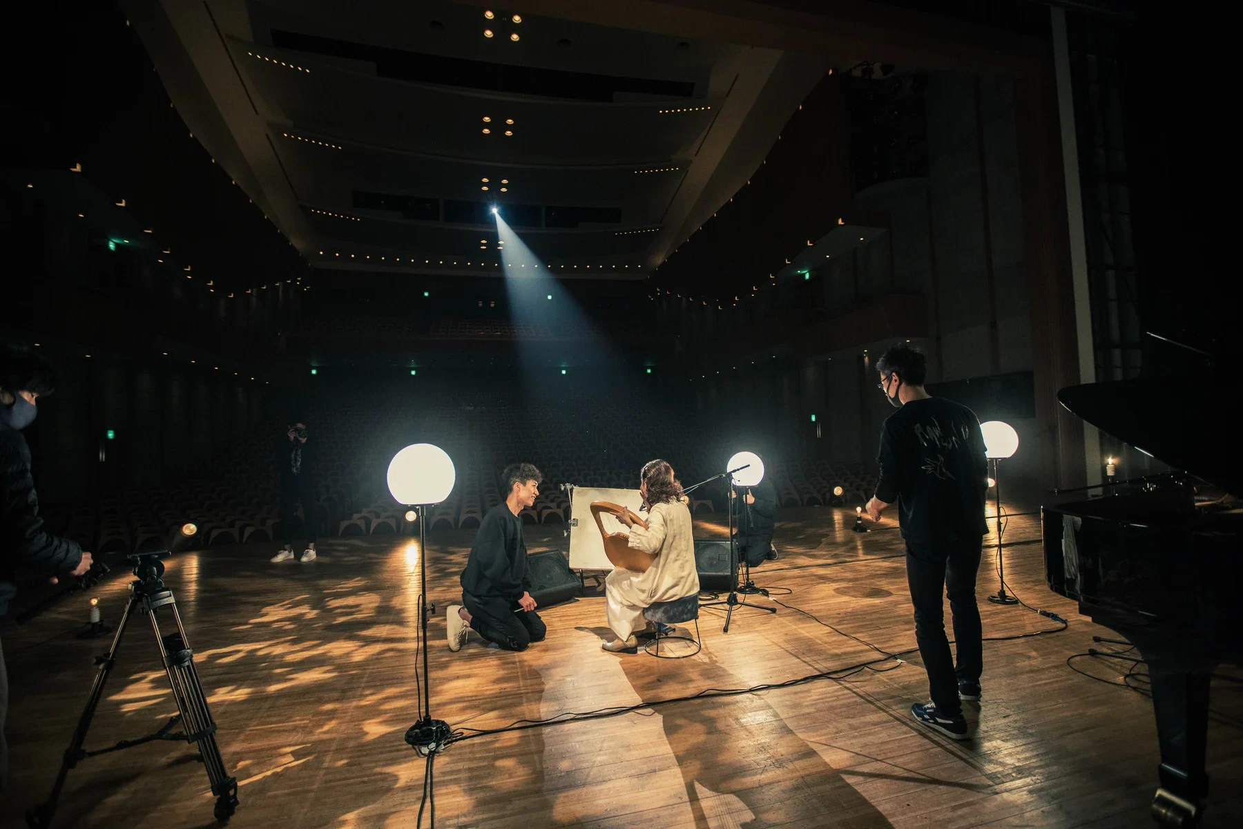 劇場のステージで木村弓さんの演奏撮影を行うWADIMの制作スタッフ