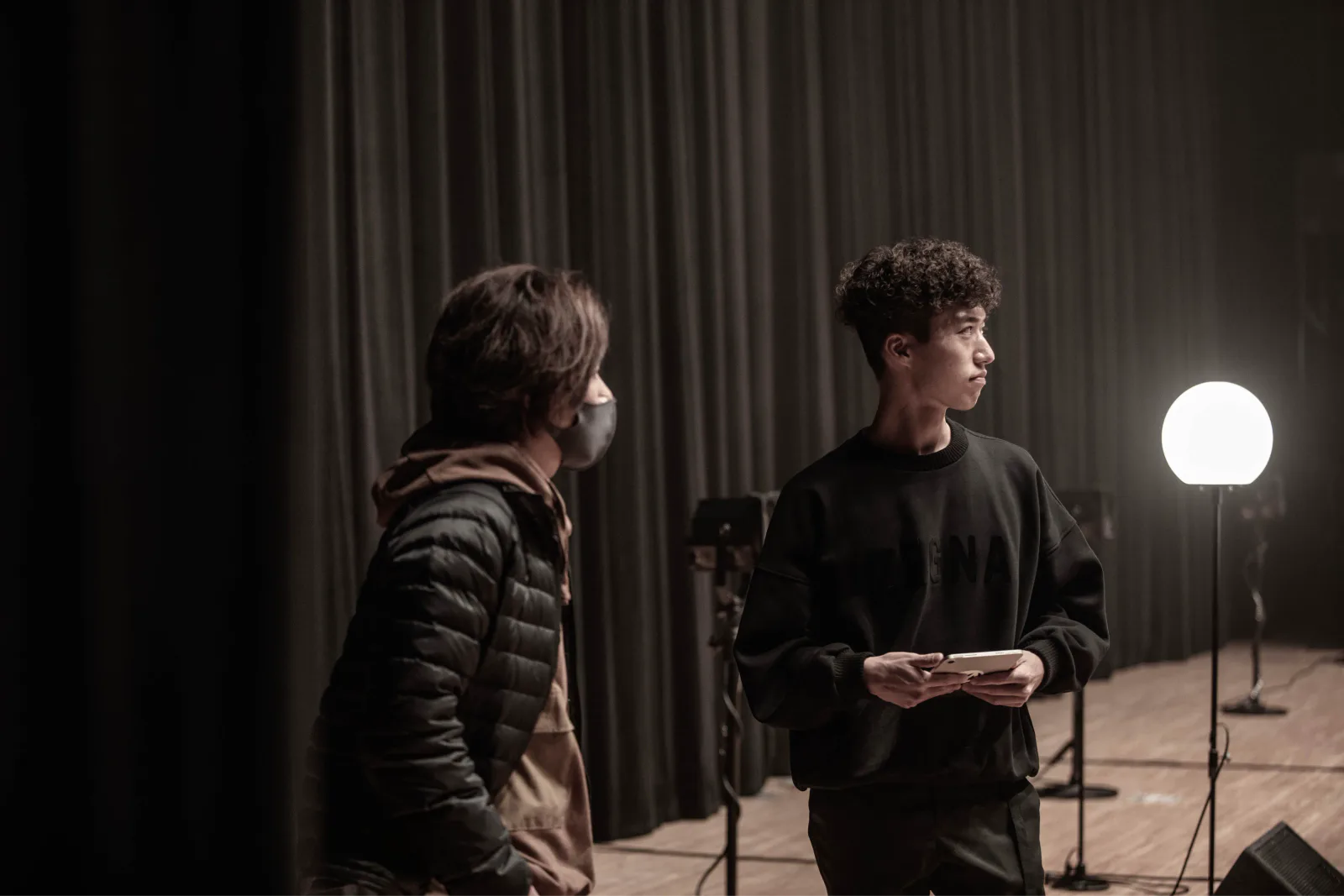 演奏収録の進行を確認するWADIM制作スタッフ