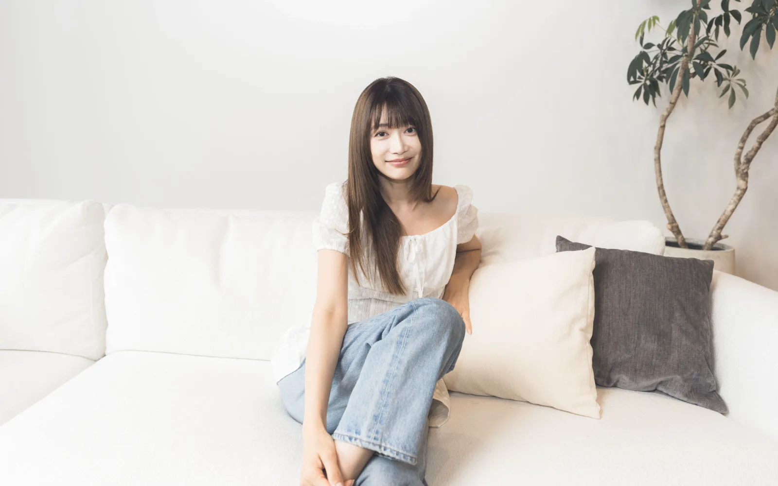 ソファに座るLa Sana Premiorのモデル