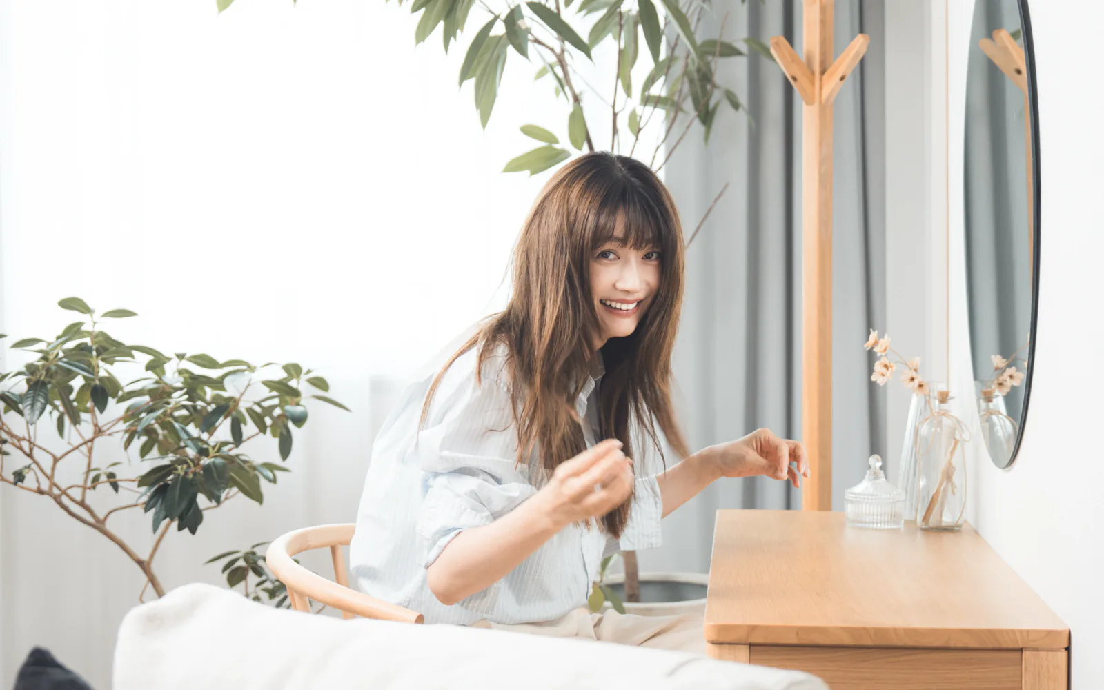 鏡の前で髪を整えるLa Sana Premiorのモデル